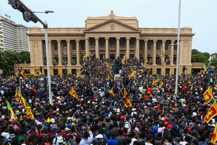 Manifestantes toman la oficina presidencial en Colombo.