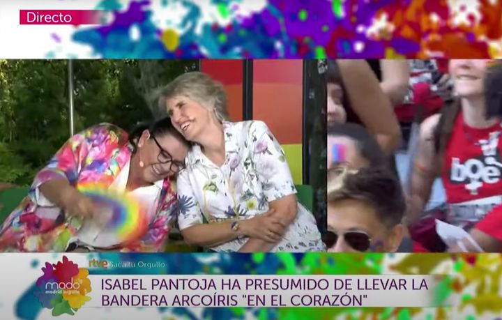 María del Monte se apoya en Paloma del Río durante la retransmisión del Orgullo en TVE.