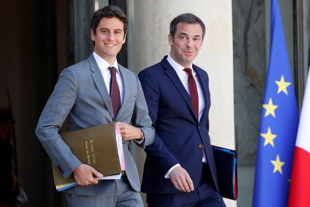 Gabriel Attal, ministre des Comptes publics et Olivier Veran, porte-parole du gouvernement, le 11 mai 2022 à l'Élysée.