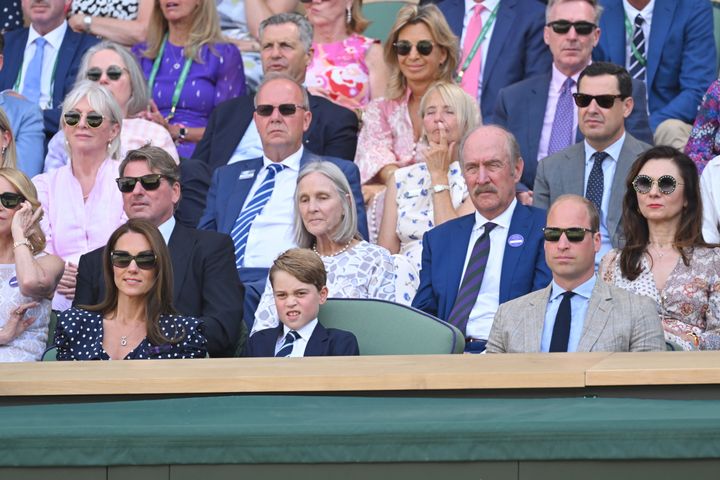 Juanma Moreno, arriba a la derecha, dos asientos por detrás del príncipe Guillermo de Inglaterra.