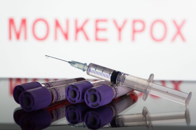 Vaccin contre la variole du singe? Comment faire si vous êtes concernés (Photo illustration by Nikos Pekiaridis/NurPhoto via Getty Images)