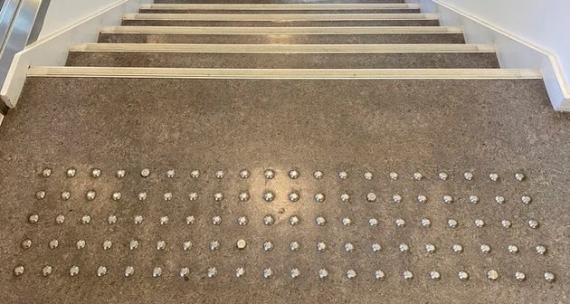 よく探すと、アンパンマンの顔が見つかる点字ブロック=仙台アンパンマンこどもミュージアム&モール