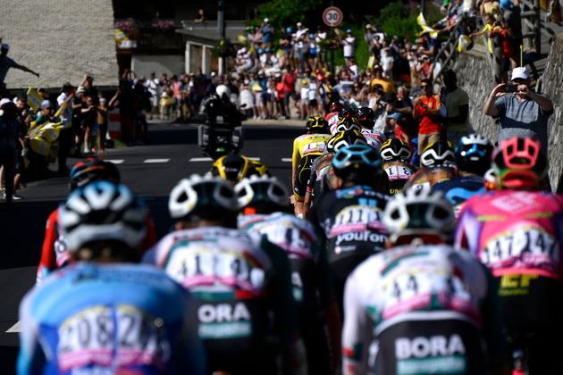 Après une série de tests de dépistage du Covid menée sur l'intégralité des coureurs du Tour de France, l'UCI a annoncé ce lundi 11 juillet qu'aucun cas positif n'était à déplorer (photo prise lors de la 9e étape, entre Aigle et Châtel).