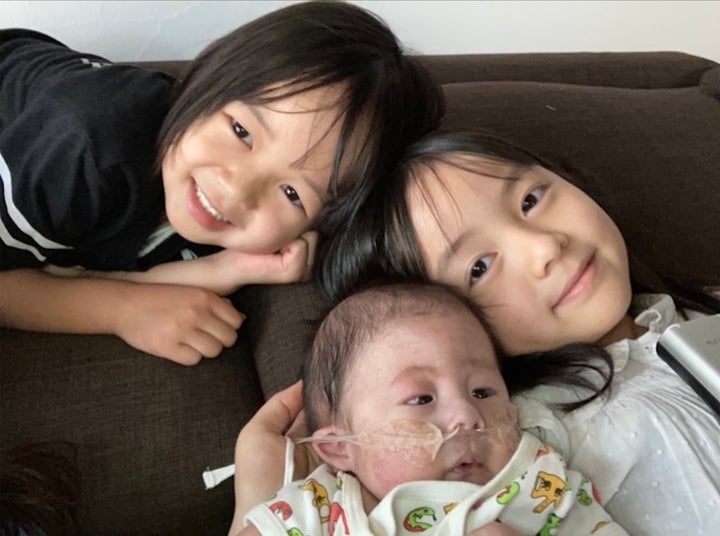 稲葉さんの3人の子どもたち。末っ子のじゅん君(下)の取り合いになるほど、上の姉妹は弟を可愛がっているという