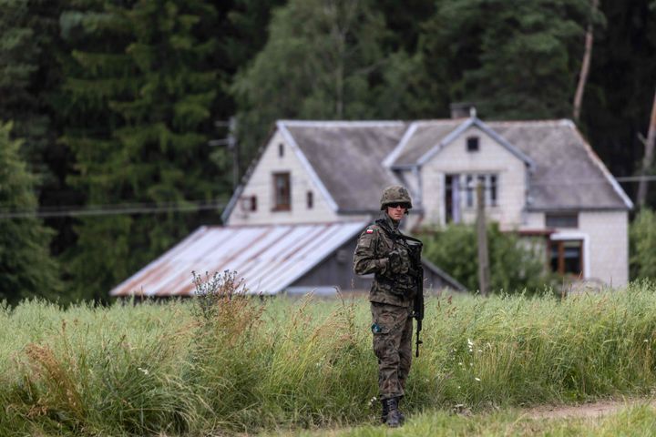 Un soldado polaco vigila la villa de Szypliszki, situada en el paso del corredor Suwalki, el pasado 7 de julio. 