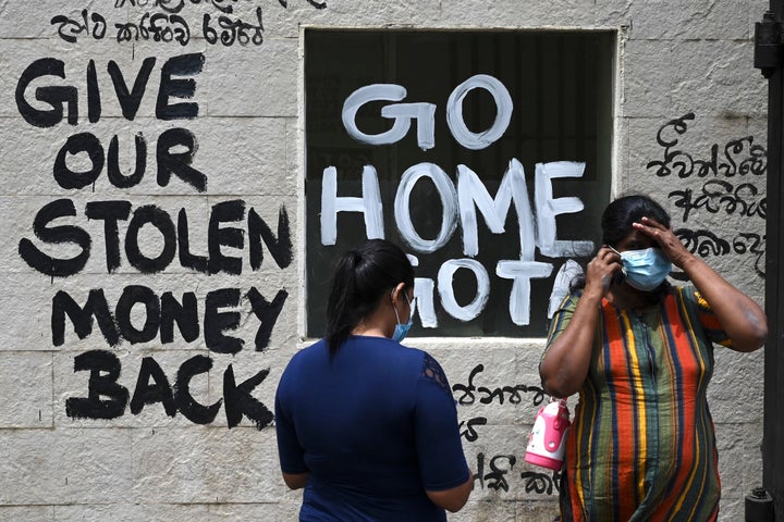 Muros con críticas al Gobierno en las calles de Colombo.