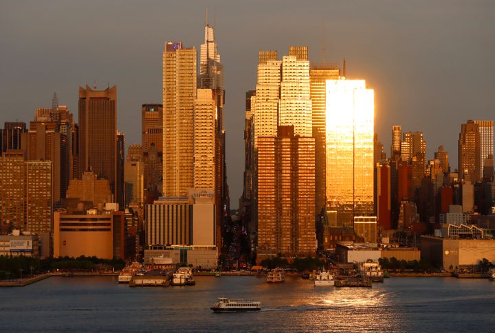 Ο ήλιος που δύει θα φωτίσει σε λίγο την 42η Οδό καθώς το Manhattanhenge πλησιάζει στη Νέα Υόρκη στις 25 Μαΐου 2022. (Photo by Gary Hershorn/Getty Images)