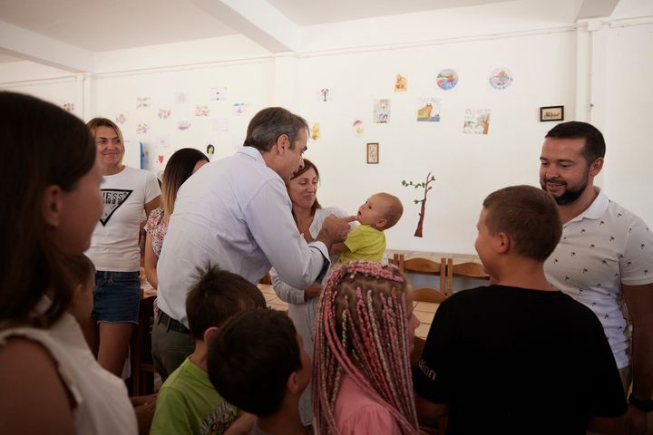 Ο πρωθυπουργός σε κατασκήνωση όπου φιλοξενούνται Ουκρανοί πρόσφυγες