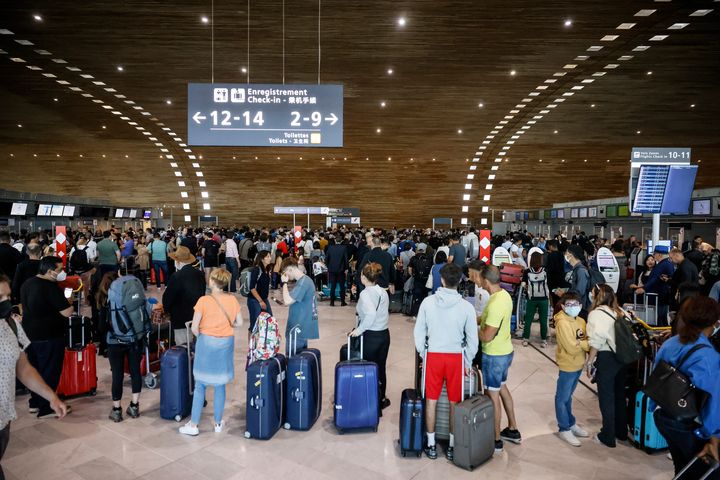 1 Ioυλίου 2022. Ουρές και μαύρη ταλαιπωρία στο αεροδρόμιο Σαρλ ντε Γκολ στο Παρίσι καθώς η τουριστική περίοδος κορυφώνεται. (AP Photo/ Thomas Padilla)