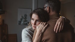 Πολύτιμες συμβουλές από ψυχολόγους για την παραμονή μας σε γάμους που είναι στα όρια της