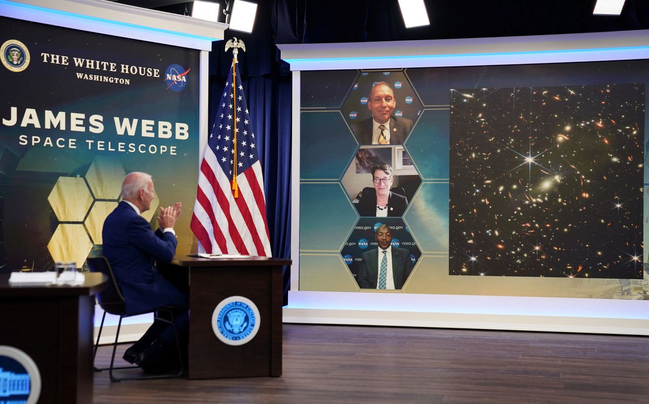 Ο πρόεδρος των ΗΠΑ Τζο Μπάιντεν χειροκροτεί ενώ βλέπει τις πρώτες εικόνες από το διαστημικό τηλεσκόπιο Webb.