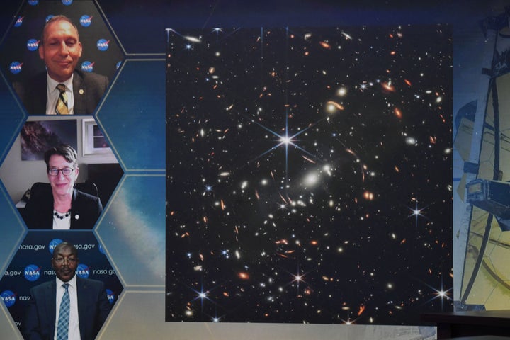 Vistas del telescopio James Webb junto a varios responsables de la NASA.