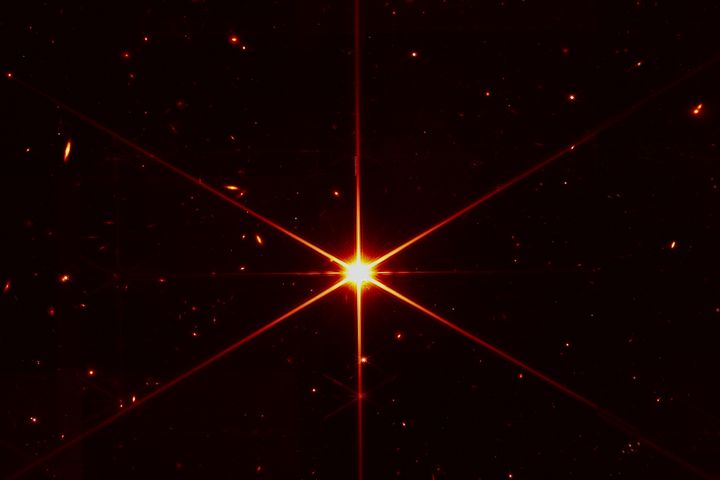 Primera image del telescopio James Webb en marzo de 2022.