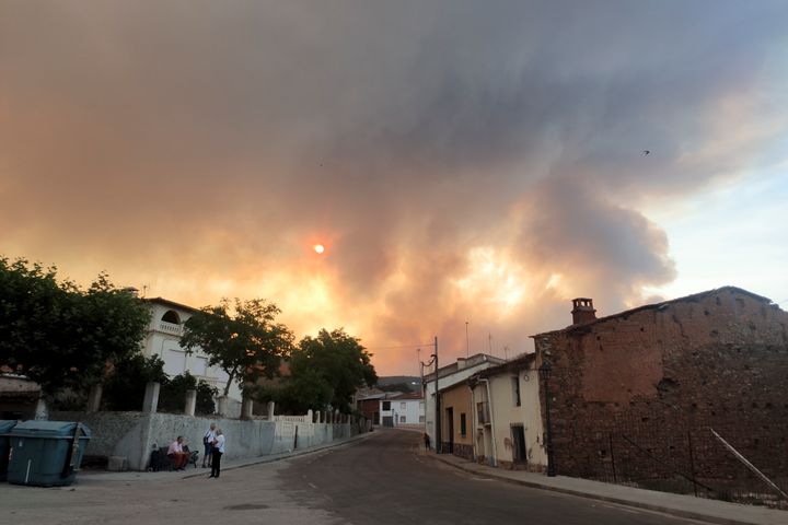Vista del incendio en la localidad de Serradilla del Arroyo (Salamanca) que se ha propagado con el viento desde Cáceres.
