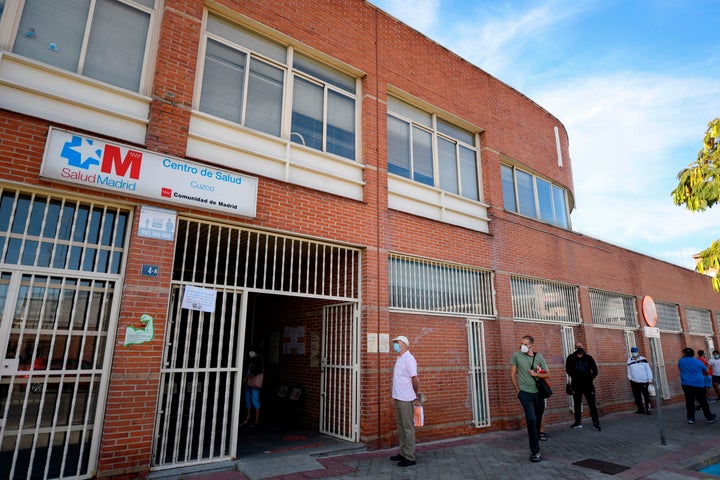 Cola para acceder al centro de salud Cuzco, en Fuenlabrada, Madrid, en septiembre de 2020.