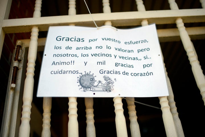 Nota de apoyo a los sanitarios por parte de los vecinos de Fuenlabrada, en el centro de salud Cuzco, en septiembre de 2020.