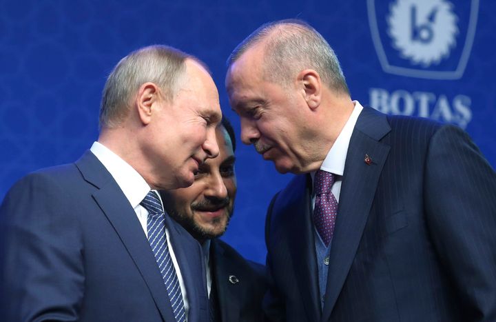 Ο Τούρκος Πρόεδρος Ρετζέπ Ταγίπ Ερντογάν, δεξιά, και ο Ρώσος πρόεδρος Βλαντιμίρ Πούτιν, μιλούν κατά τη διάρκεια τελετής για τη διπλή γραμμή (αγωγό) φυσικού αερίου, TurkStream, που συνδέει τη Ρωσία και την Τουρκία, στην Κωνσταντινούπολη, Τετάρτη, 8 Ιανουαρίου 2020. Οι πρόεδροι της Τουρκίας και της Ρωσίας εγκαινίασαν η διπλή γραμμή φυσικού αερίου που συνδέει τις χώρες τους, ανοίγοντας έναν νέο δρόμο εξαγωγών για το ρωσικό αέριο στην Τουρκία και την Ευρώπη και υποσχόμενοι τότε συνεργασία στο εμπόριο και τη διπλωματία. (Presidential Press Service via AP, Pool)