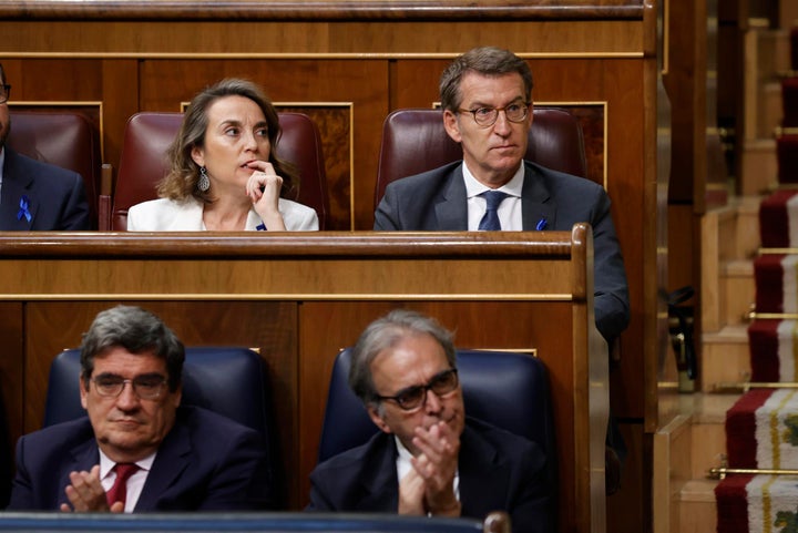 La bancada popular, seria; la bancada socialista, aplaude: ¿a que no hace falta decir quién estaba hablando en ese momento?
