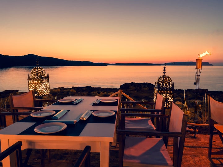 Un restaurante con vistas al mar, ubicado en Menorca, Islas Baleares.
