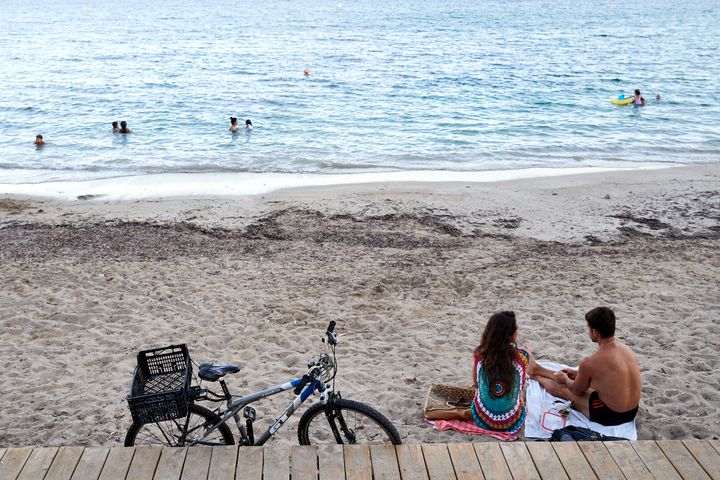 Una pareja disfruta de una de las playas de Ibiza.