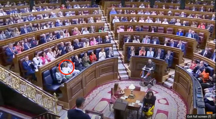El Congreso aplaude mientras habla Pedro Sánchez.