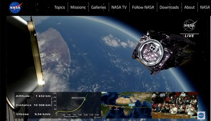 ΑΡΧΕΙΟ - Σε αυτήν την εικόνα που παρέχεται από τη NASA, το διαστημικό τηλεσκόπιο James Webb απελευθερώνεται στο διάστημα από έναν πύραυλο Ariane το Σάββατο, 25 Δεκεμβρίου 2021. Το τηλεσκόπιο έχει σχεδιαστεί για να "κοιτάζει πίσω" στον χρόνο, τόσο μακριά ώστε οι επιστήμονες να πάρουν μια γεύση από την αυγή του σύμπαντος πριν από περίπου 13,7 δισεκατομμύρια χρόνια και να μεγεθύνουν σε πιο κοντινά κοσμικά αντικείμενα, ακόμα και στο δικό μας ηλιακό σύστημα, με πιο ευκρινή εστίαση. (NASA via AP, File)