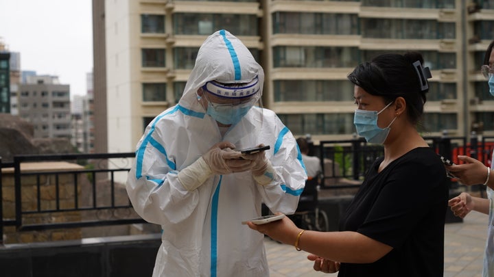 Sanitario revisa el pasaporte covid en China.