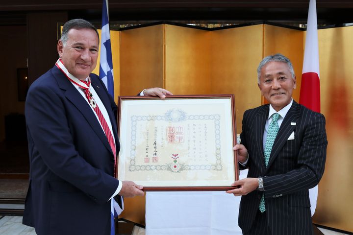 Το Παράσημο του Τάγματος του Ανατέλλοντος Ηλίου, Χρυσών Ακτινών μετά Ταινίας, απονεμήθηκε από τον Πρέσβη της Ιαπωνίας στην Ελλάδα Γιασουνόρι Νακαγιάμα στον Πρόεδρο της ΕΟΕ, σε ειδική τελετή στην οικία του Πρέσβη.