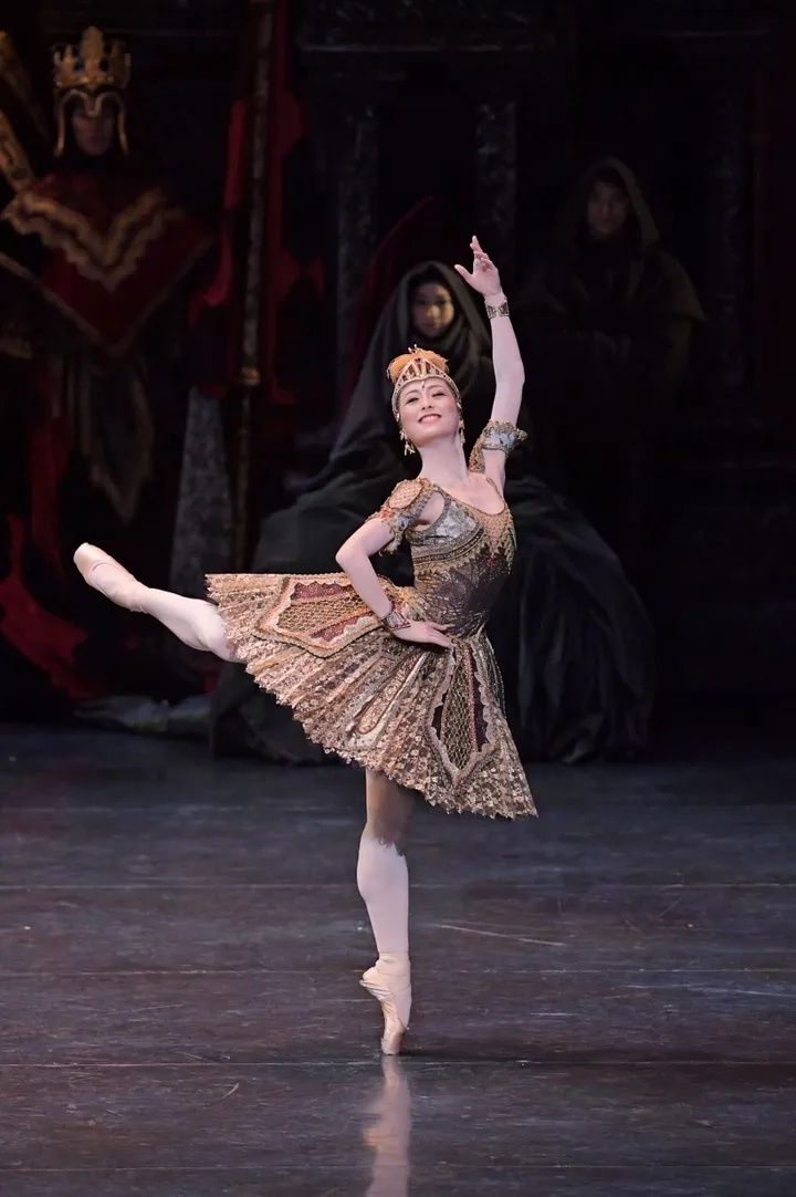 新国立劇場バレエ団『白鳥の湖』の一場面。ポーランド王女の役を踊る根岸祐衣さん