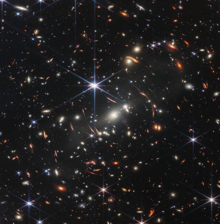 銀河団「SMACS 0723」の画像には、何千もの銀河がうつっている