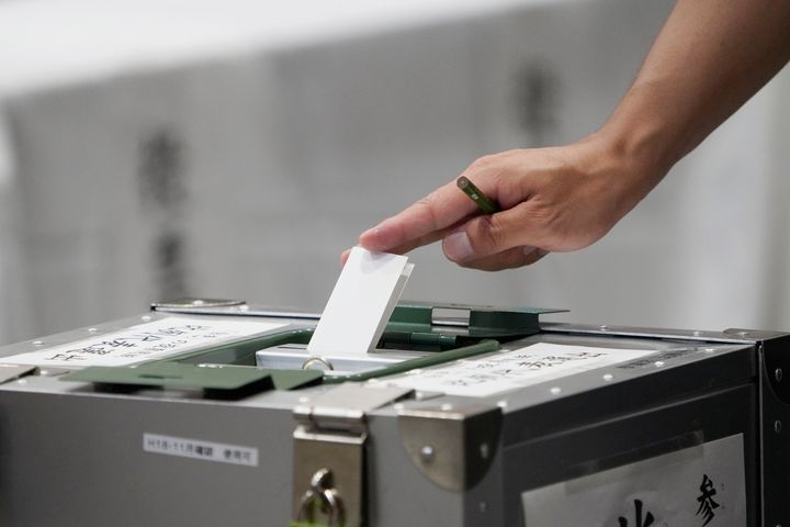 参院選の投票をする有権者（東京都新宿区、2022年7月10日）