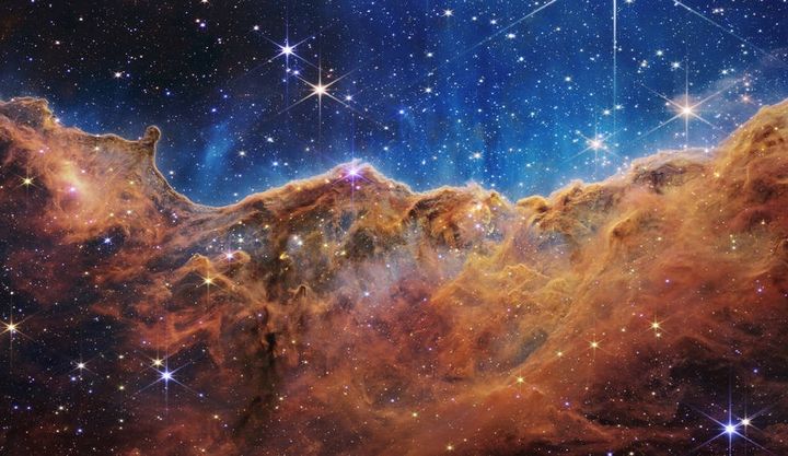 岩だらけの山のように見えるのは、イータカリーナ星雲にある育星場「NGC 3324」の端の部分だ 