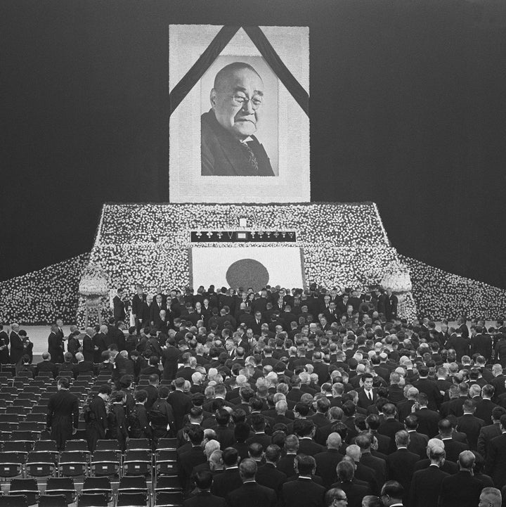 献花する参列者（東京・千代田区の日本武道館）＝1967年撮影