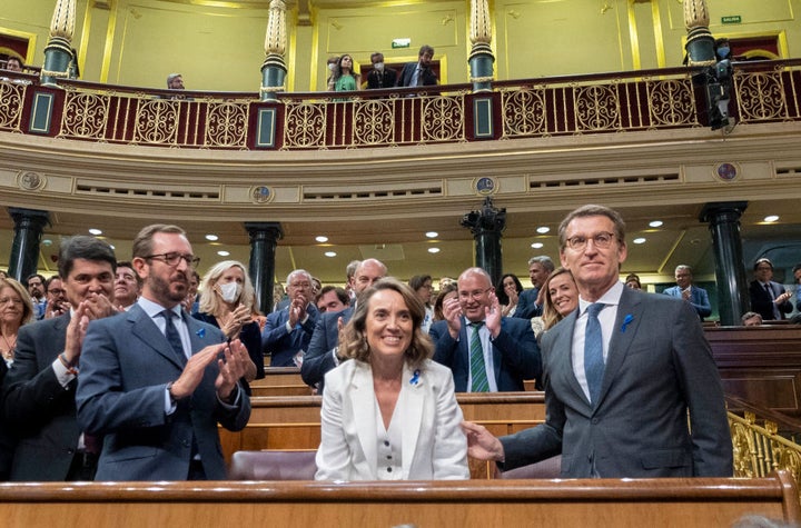 Maroto, Gamarra y Feijóo, en el Congreso con sus lazos azules.