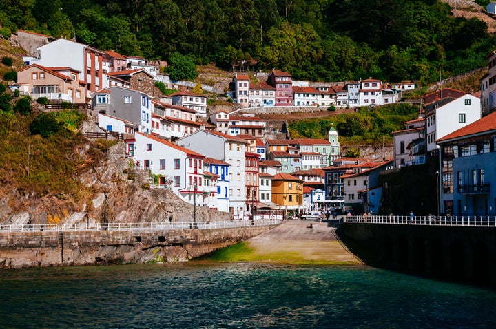 Vista de la entrada a Cudillero, Asturias.