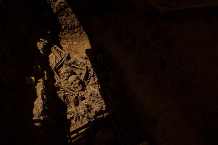Restos de represaliados por las tropas fascistas en 1937, durante su exhumación del cementerio de Los Mártires de Huesca, en 2019.