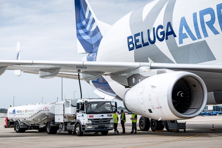 10 Μαΐου 2022, Βρέμη: Στο αεροδρόμιο της Βρέμης, ένα αεροσκάφος μεταφοράς ευρείας ατράκτου Airbus τύπου Beluga XL γεμίζει για πρώτη φορά με το βιώσιμο καύσιμο "Sustainable Aviation Fuel" (SAF). Η «πράσινη κηροζίνη» θα είναι διαθέσιμη σε όλες τις αεροπορικές εταιρείες στο αεροδρόμιο στο μέλλον. Το SAF παράγεται κυρίως από χρησιμοποιημένα μαγειρικά λάδια και παλιά βιομηχανικά απόβλητα, όπως γράσα. Photo: Sina Schuldt/dpa (Photo by Sina Schuldt/picture alliance via Getty Images)
