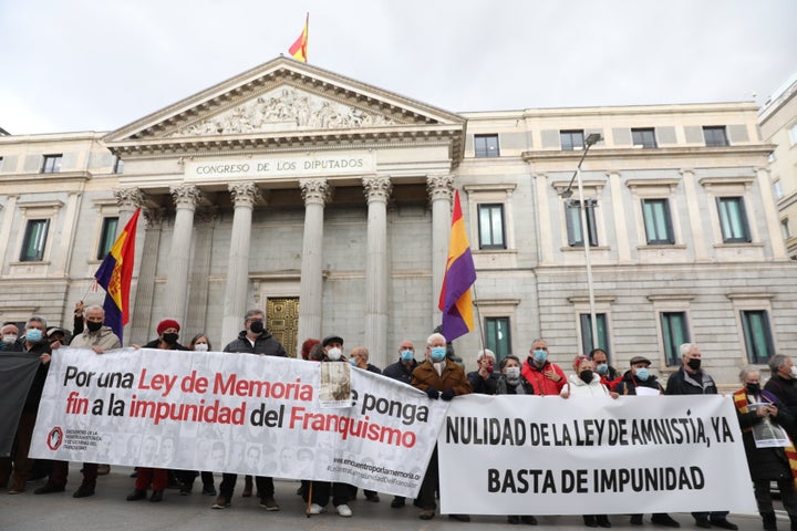 Protesta ante el Congreso, el 10 de diciembre de 2021, reclamando mejoras en la Ley de Memoria Democrática. 