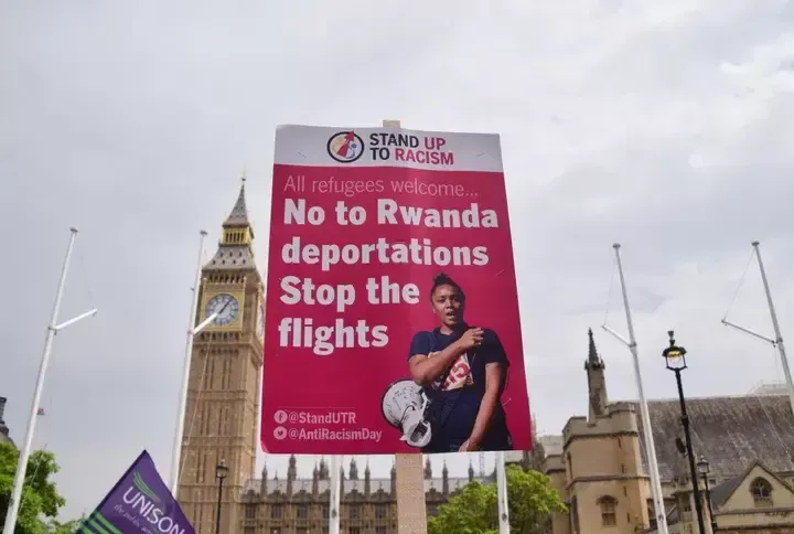 Panfleto de protesta contra las deportaciones a Ruanda.