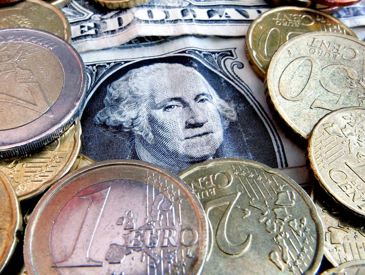 Euros y dólares.