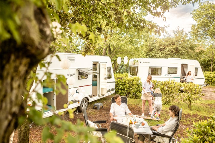 Imagen de archivo de unos turistas en autocaravana.