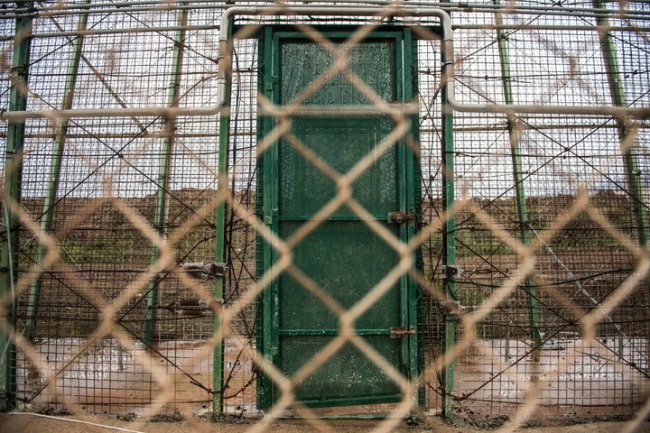 Puerta de acceso tras la valla que separa Melilla y Nador