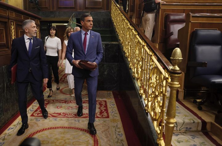 El ministro del Interior, Fernando Grande-Marlaska, y el presidente del Gobierno, Pedro Sánchez, la segunda jornada del debate del estado de la nación, en el Congreso.