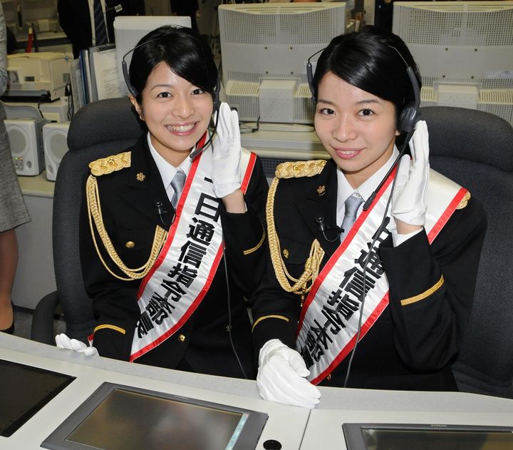 一日通信指令本部長に任命された双子タレントの「マナカナ」さん＝東京・千代田区の警視庁、2008年撮影