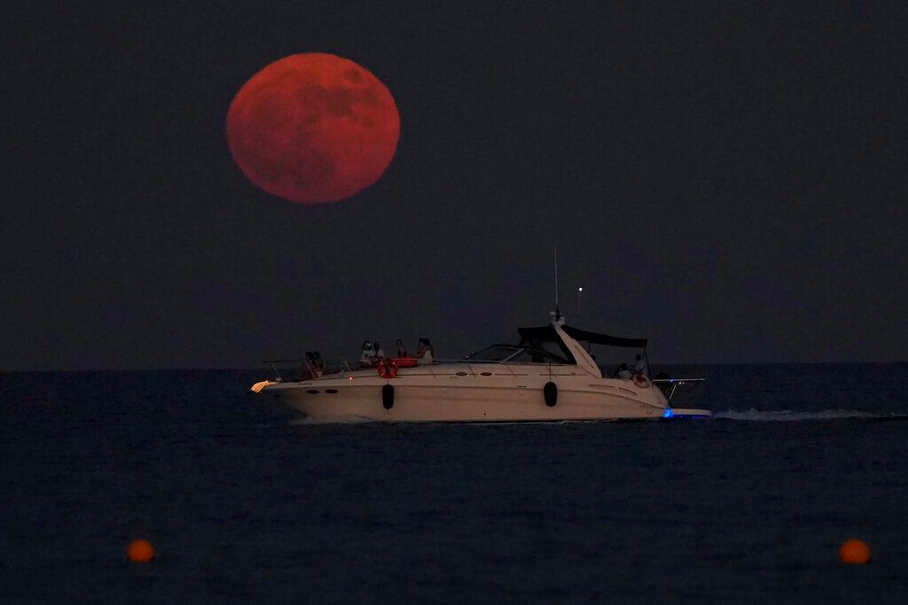 Το φεγγάρι πάνω από τα νερά της Μεσογείου, στη Λάρνακα.