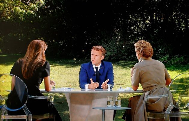 Emmanuel Macron face à Anne-Claire Coudray (TF1) et Caroline Roux (France Télévisions) ce jeudi 14 juillet.