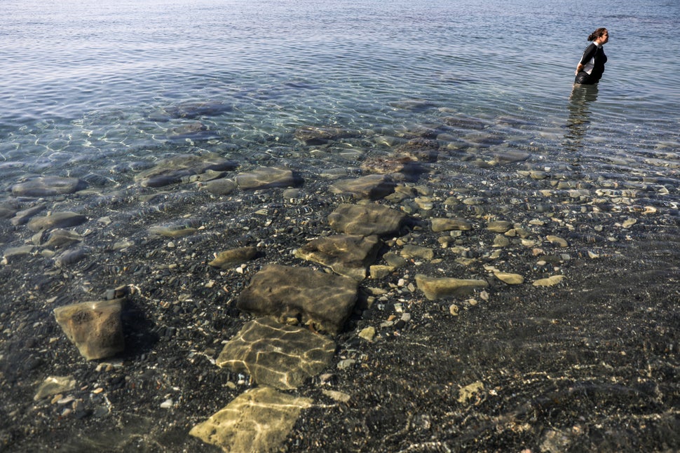 Μια γυναίκα επισκέπτεται το υποθαλάσσιο αρχαιολογικό πάρκο του αρχαίου λιμανιού της Αμαθούντας, στη Λεμεσό,