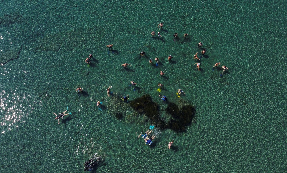 Μια ομάδα επισκεπτών στο υποθαλάσσιο αρχαιολογικό πάρκο του αρχαίου λιμανιού της Αμαθούντας στη Λεμεσό.