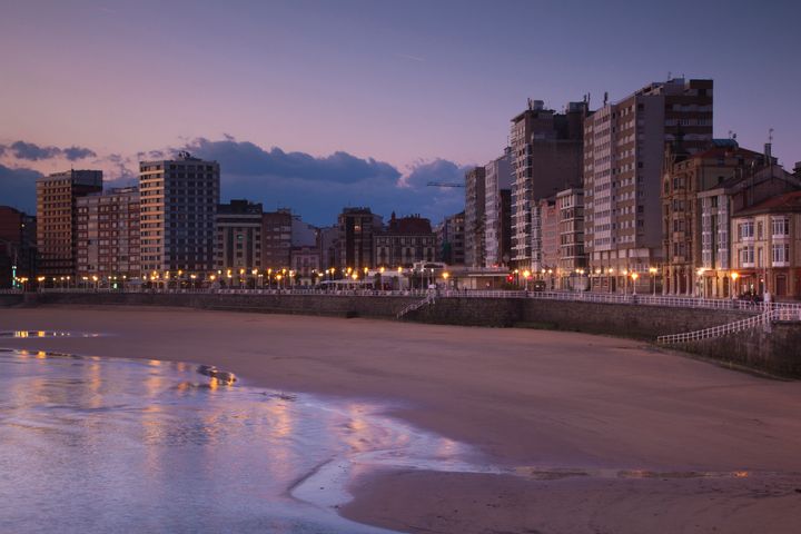 Playa de San Lorenzo en Gijón, Asturias.