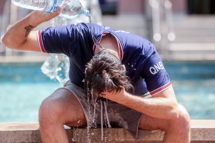 Un hombre trata de refrescarse como puede en Madrid